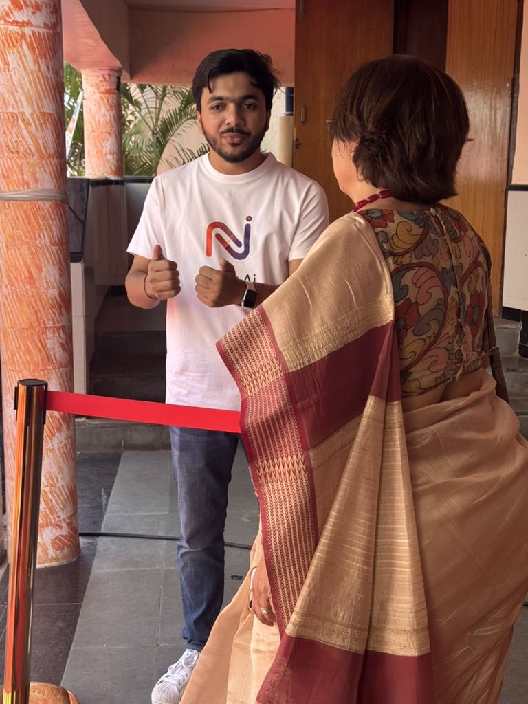 Nilansh Gupta meeting Rina Sinha, President of VED Council, at Innopreneurs Season 12 Viksit Bharat Conclave Nagpur