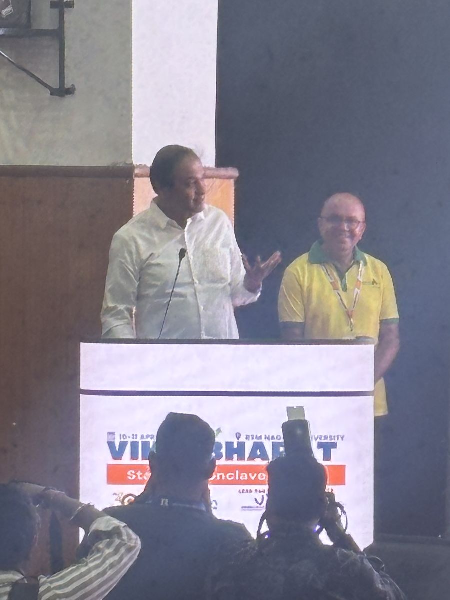 Maharashtra Education Minister Pankaj Bhoyar facilitating Innopreneurs Season 12 Top 10 on stage at Viksit Bharat Conclave Nagpur